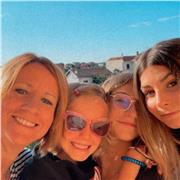 Laureata in lingue e letterature straniere impartisce lezioni di inglese, tedesco, francese zona provincia di Varese