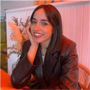 Maestra de Educación Primaria enseña técnicas de estudio.