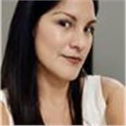 Profesora de inglés imparte clases a estudiantes de todas las edades