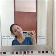 Profesora de inglés imparte clases para estudiantes de 7 a 15 años