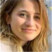 Profesora de apoyo imparte clases a niños y adolescentes a domicilio