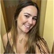 Profesora que imparte clases a primaria de todas las asignaturas