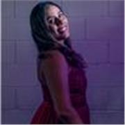 Profesora de Canto versátil para todas las edades.