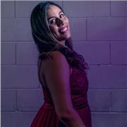 Profesora de Canto versátil para todas las edades.
