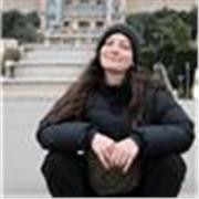 Docente di italiano impartisce lezioni di letteratura e grammatica a studenti di scuola secondaria di primo e secondo grado