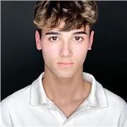 Profesor de Iniciación musical con bachillerato de artes escénicas y musical y formándose en Interpretación en RESAD. Sin sitio.