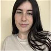Estudiante responsable con experiencia ayudando a niños y adolescentes en sus estudios.