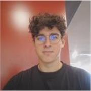 Un joven que se le da bien las ciencias en general y sabe cómo atacarlas para sacar buenas notas en primaria y la ESO