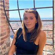 Studentessa universitaria che impartisce lezioni di matematica base