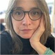 Ostéopathe et prof de yoga uniquement pour les femmes. Je vis entre Nantes et NYC, et je travaille avec le monde entier en ligne !