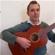 Profesor egresado del Conservatorio Superior de Madrid ofrece clases de guitarra