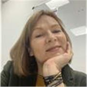 Licenciada en filología, habló 5 idiomas, con experiencia internacional, enseñó idiomas, cultura, mentalidad.