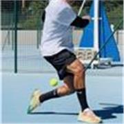 Profesor de tennis imparte clases a todas las edades
