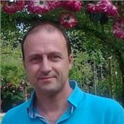 Ingénieur spécialiste de la maintenance et réparation des ordinateurs.