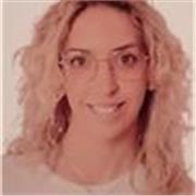 Profesora con grado de química y también de laboratorio clínico que imparte clases de matemáticas, química, biología para la ESO