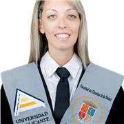 Soy Cintia, nutricionista graduada de la Universidad de Alicante. Apasionada por enseñar hábitos saludables y mejorar la alimenta