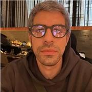 Diseñador gráfico y artista visual con 6 años de experiencia con clientes como Universal Music Group, Netflix y Google ofrece clas