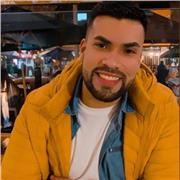 estudiante de ingeniería en biotecnología, da clases a estudiantes de colegio y universitarios