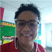 Profesora de ciencias naturales y medio ambiente imparte clases a niños de todas las edades