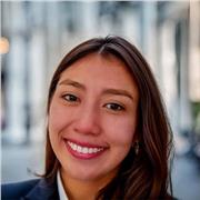 Kolumbianischer Lehrer gibt Spanischunterricht für Jugendliche und Erwachsene