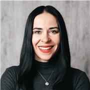 Una profesional especializada en Arte. Estudié en la Academia del Arte, Arquitectura y Diseño en Praga.