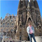 Laureato triennale in lettere e magistrale in storia, entrambe col massimo dei voti, impartisce lezioni private di materie umanistiche, inglese e spagnolo