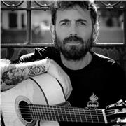 Se ofrecen clases de Guitarra española y flamenca