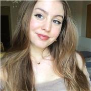 Profesora titulada de Inglés con más de 3 años de experiencia disponible para impartir clases particulares online y presencial.