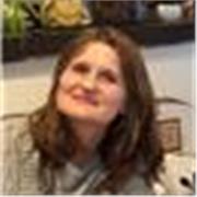 Profesora de inglés imparte clases a niños y adolescentes