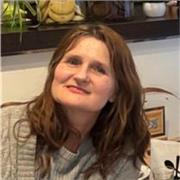 Profesora de inglés imparte clases a niños y adolescentes