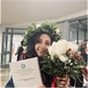 Docente di lettere impartisce lezioni di italiano e storia a studenti di scuola secondaria di primo e secondo grado