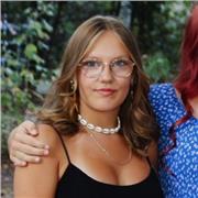 1,3 Schülerin gibt Schülern von Jahrgangsstufe 1-7 Nachhilfe in Englisch