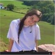 Estudiante universitaria apoya con los deberes, repasa la materia con los alumnos y ayuda a estudiar