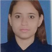 profesor de informática imparte sus clases a niños de todas las edades