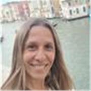 Profesora imparte clases en lengua española de diferentes materias