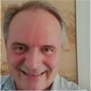 Laureato in medicina e specialista in chirurgia impartisce lezione di chimica, biologia, anatomia, fisiologia