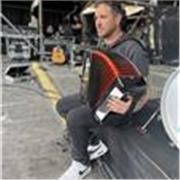 Piano y acordeon. Musico professional. Con mas de 500 conciertos y mas de 30 discos grabados con diferentes bandas