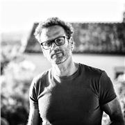 Fotógrafo profesional con más de 30 años de trayectoria y una pasión por compartir mi conocimiento con otros.