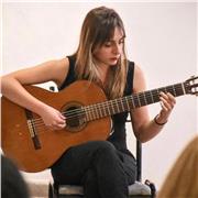 Profesora de guitarra clásica y popular con experiencia en clases para niños, jóvenes y adultos