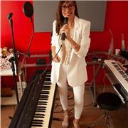 Clases de canto integral. Voz mixta, belting, melismas. Complementacion con talleres de armonia, performance, musicalidad, piano, percusion etc