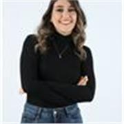 Profesora de inglés imparte clases a niños de todas las edades