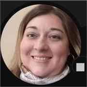 Profesora de lengua española enseña a estudiantes de todas las edades