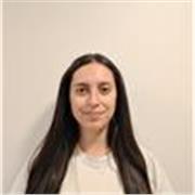 Profesora que imparte a niños de todas las edades