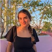 Soy una persona alegre, comprometida, curiosa, paciente y creativa.