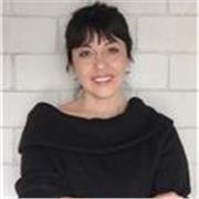 Profesora de teatro imparte clases de teatro a niños y adultos