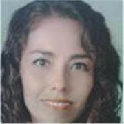 Maestra de jardin de niños y primaria imparte clases a niños de diferentes edades