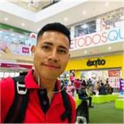 Profesor de estadística imparte clase a estudiantes universitarios