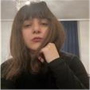 Yoga Lehrerin; aller altesgruppe unterricht. Ihnen beibringen, ihren Körper zu kontrollieren.