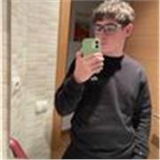 Joven con la eso apto para ayudar a estudiantes de primaria o infantil