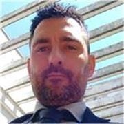 Laureato in architettura impartisce lezioni su discipline matematiche, geometria e algebra per studenti di scuole elementari, medie e superiori